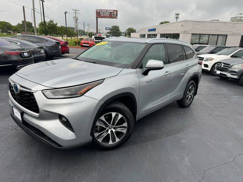 Used 2021 Toyota Highlander XLE AWD/4WD image 1