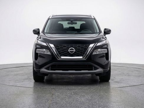 Used 2025 Nissan Rogue SV image 2