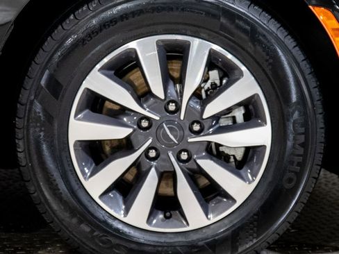 Used 2024 Chrysler Pacifica Limited FWD image 18