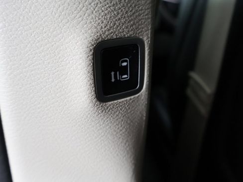 Used 2023 Chrysler Pacifica Touring-L FWD image 45