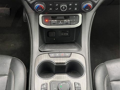 Used 2023 GMC Acadia SLT FWD image 13
