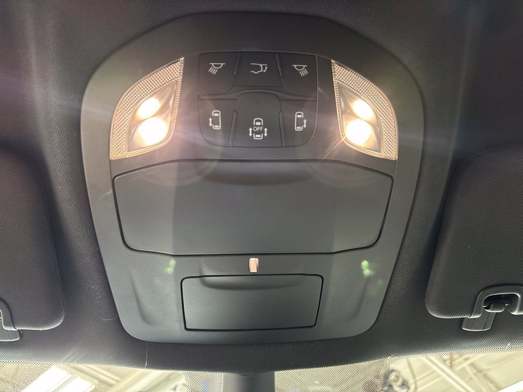 Used 2025 Chrysler Pacifica Select FWD image 32
