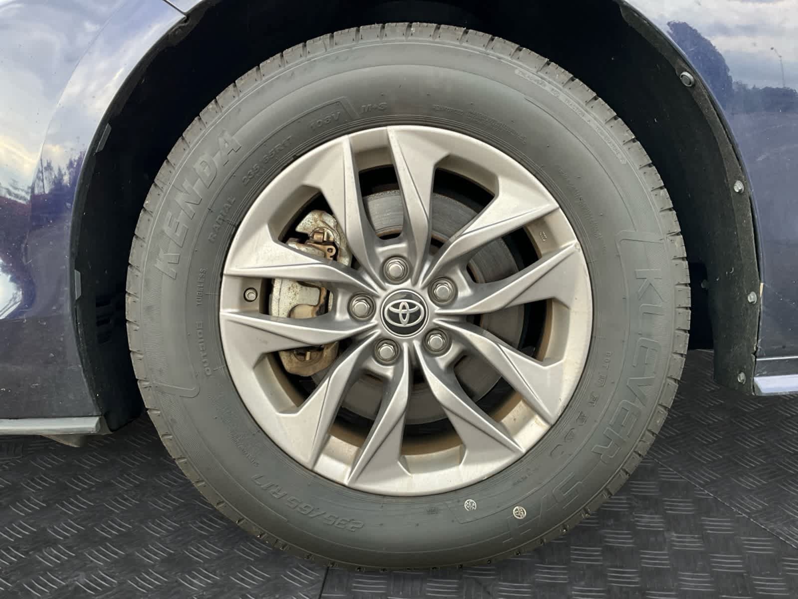 Used 2025 Toyota Sienna XLE FWD image 14