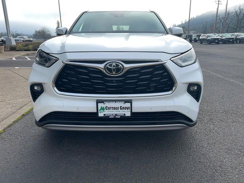 Used 2022 Toyota Highlander Platinum image 4