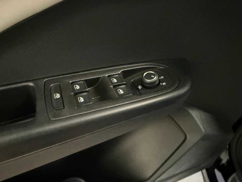 Used 2025 Volkswagen Taos SE w/ Panoramic Sunroof Package image 21