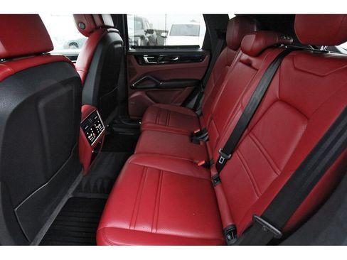 Used 2021 Porsche Cayenne AWD/4WD image 7