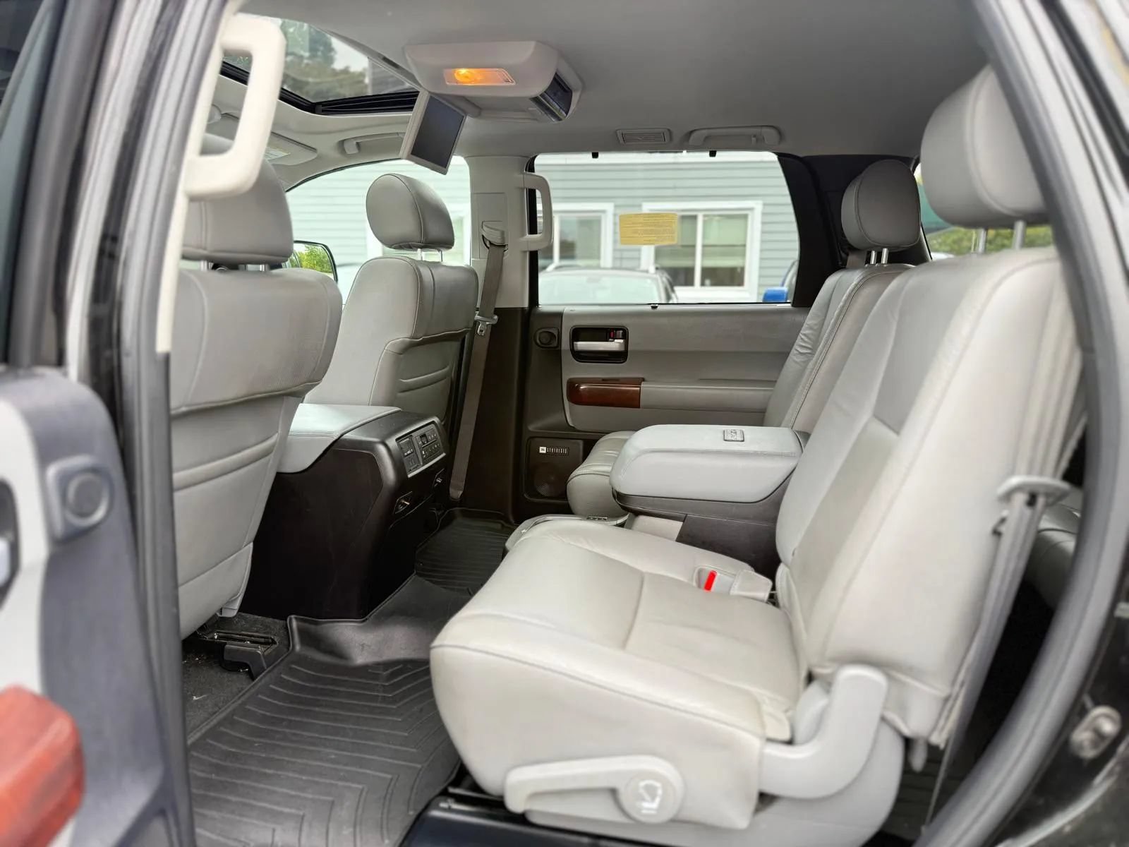 Used 2017 Toyota Sequoia Platinum AWD/4WD image 16