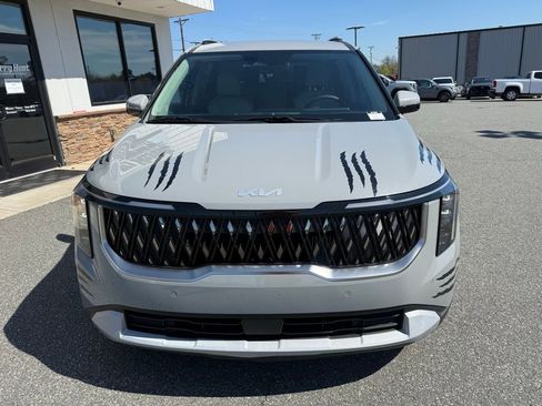 Used 2025 Kia Carnival EX image 10