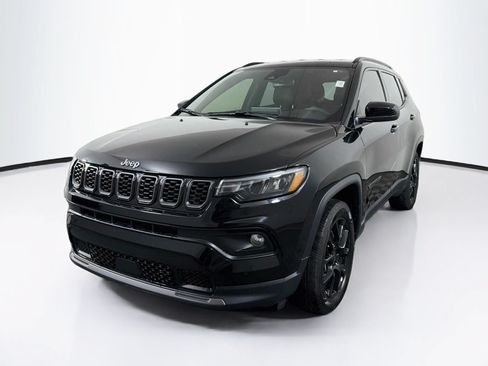 Used 2025 Jeep Compass Latitude w/ Altitude Special Edition AWD/4WD image 3