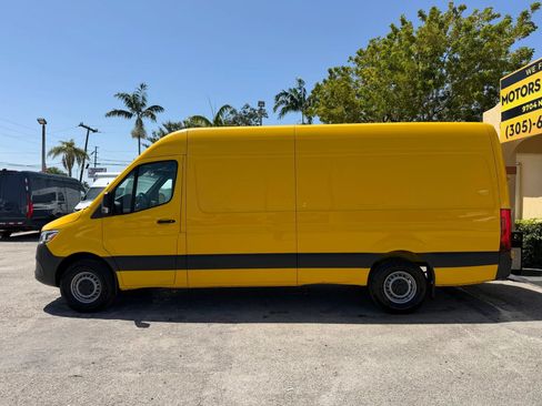 Used 2021 Mercedes-Benz Sprinter 2500 image 2