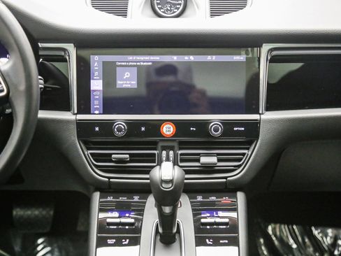 Certified 2026 Porsche Macan AWD/4WD image 17