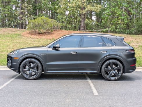 Certified 2025 Porsche Cayenne Turbo AWD/4WD image 2