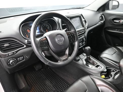 Used 2019 Jeep Cherokee Trailhawk w/ Comfort/Convenience Group AWD/4WD image 13