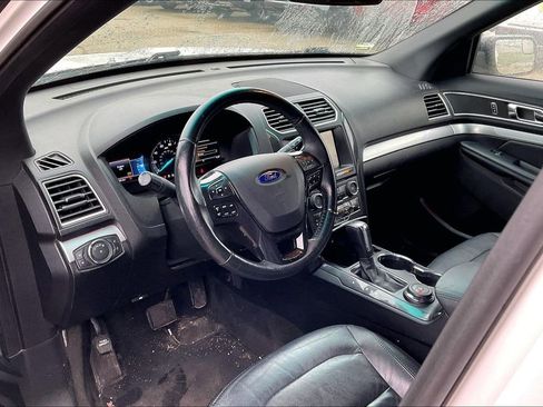Used 2016 Ford Explorer XLT w/ Equipment Group 202A AWD/4WD image 7