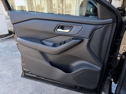 Used 2025 Nissan Rogue SV FWD image 18