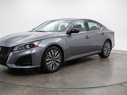 Used 2025 Nissan Altima 2.5 SV FWD image 3