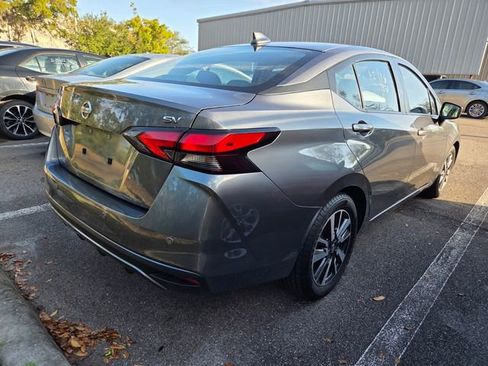 Used 2022 Nissan Versa SV image 3