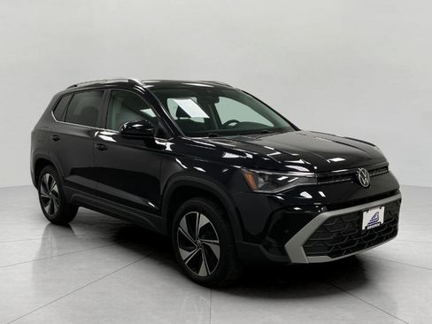 Used 2025 Volkswagen Taos SE AWD/4WD image 1