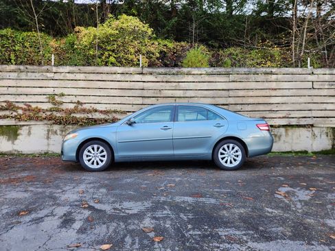 Used 2011 Toyota Camry LE image 5