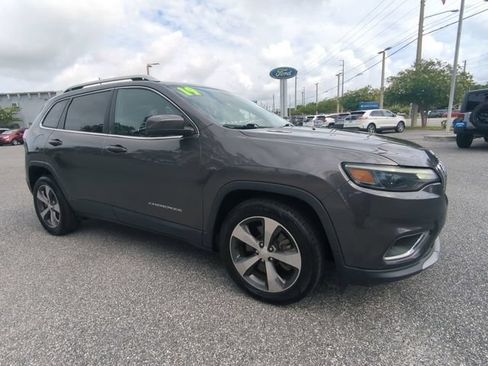Used 2019 Jeep Cherokee Limited FWD image 2
