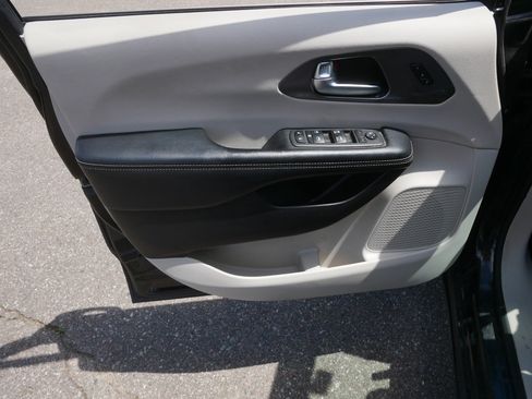 Used 2021 Chrysler Pacifica Touring-L FWD image 21