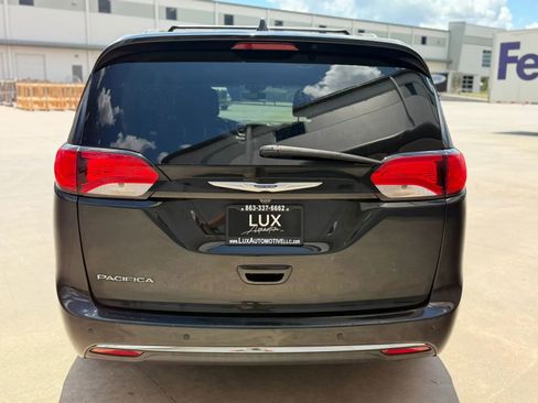 Used 2019 Chrysler Pacifica Touring-L FWD image 9