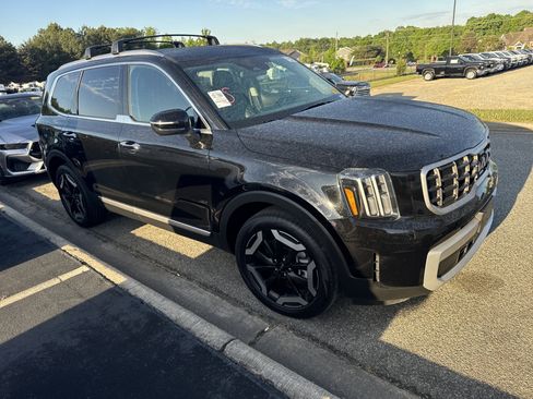 Used 2025 Kia Telluride S image 2