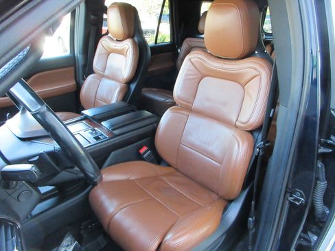 Used 2021 Lincoln Navigator Reserve w/ Cargo Convenience Package AWD/4WD image 33