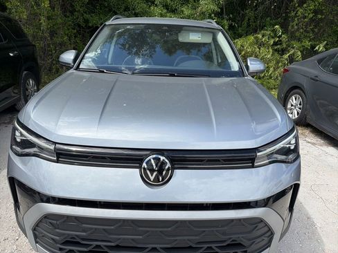 Used 2025 Volkswagen Taos SE AWD/4WD image 2