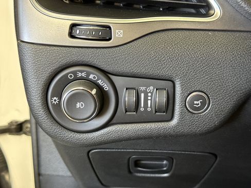 Used 2019 Jeep Cherokee Latitude Plus w/ Comfort/Convenience Group image 24