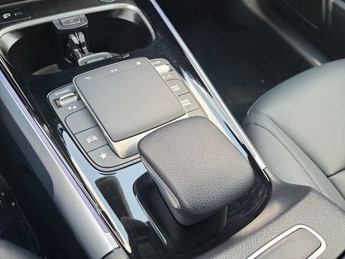 Used 2022 Mercedes-Benz GLB 250 4MATIC w/ Premium Package Lite image 32
