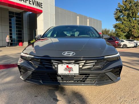 Used 2025 Hyundai Elantra SEL image 4