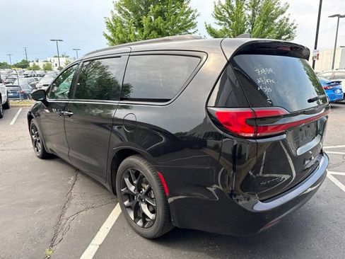 Used 2025 Chrysler Pacifica Limited FWD image 3