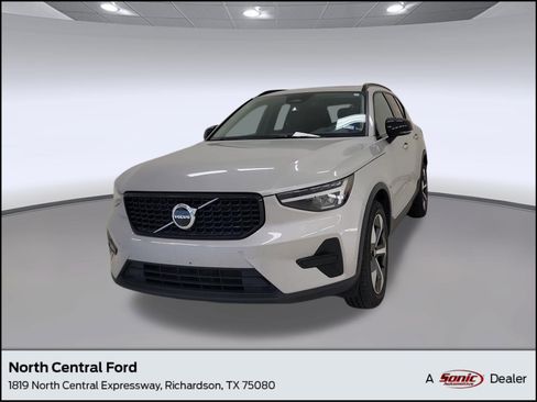 Used 2024 Volvo XC40 B5 Core AWD/4WD image 1
