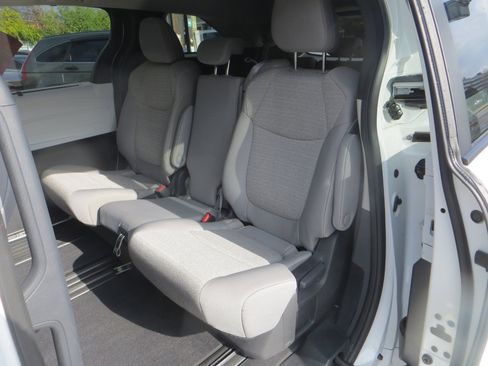 Used 2025 Toyota Sienna LE image 25