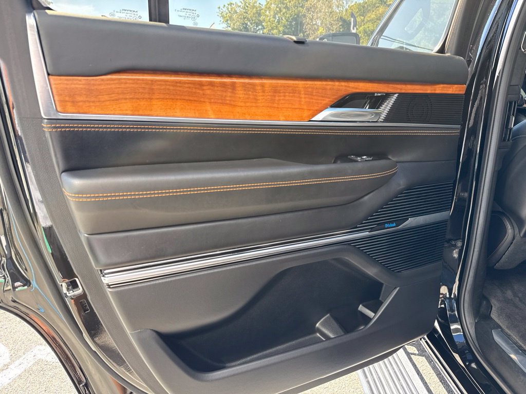 Used 2022 Jeep Grand Wagoneer Series III AWD/4WD image 25