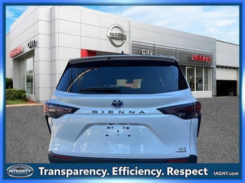 Used 2024 Toyota Sienna XLE image 5