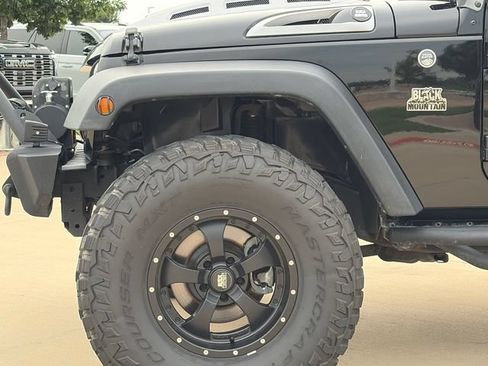 Used 2018 Jeep Wrangler Unlimited Rubicon w/ Connectivity Group AWD/4WD image 5