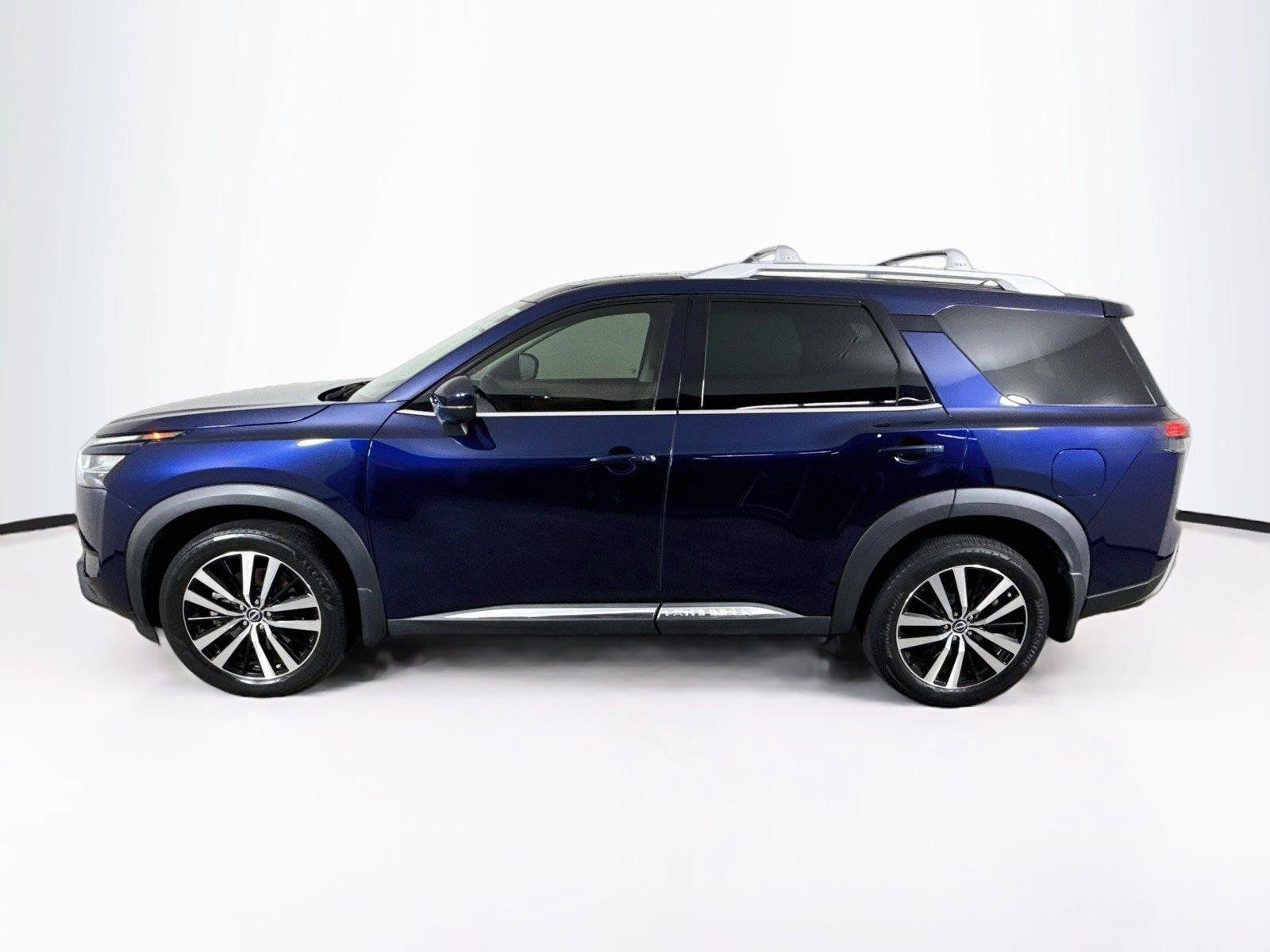 Used 2023 Nissan Pathfinder Platinum w/ Cargo Package AWD/4WD image 2