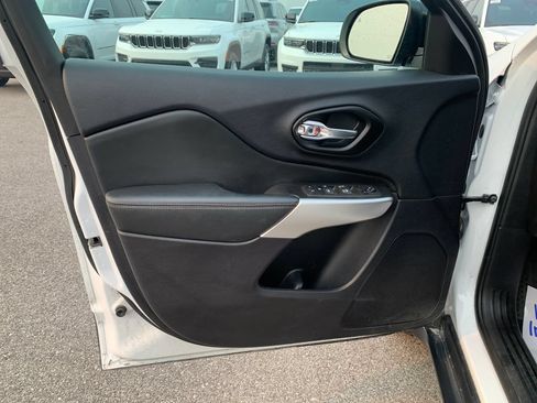 Used 2022 Jeep Cherokee Latitude AWD/4WD image 16