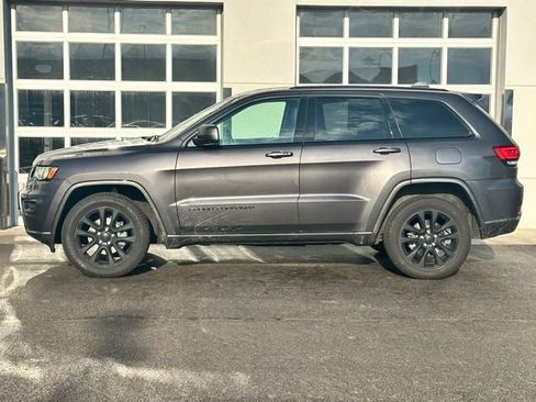 Used 2020 Jeep Grand Cherokee Altitude image 3