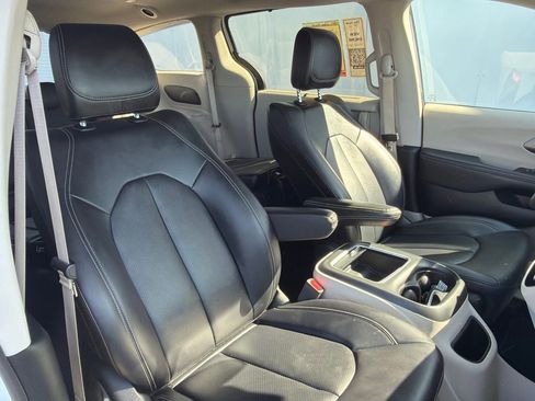 Used 2024 Chrysler Pacifica Touring-L FWD image 5