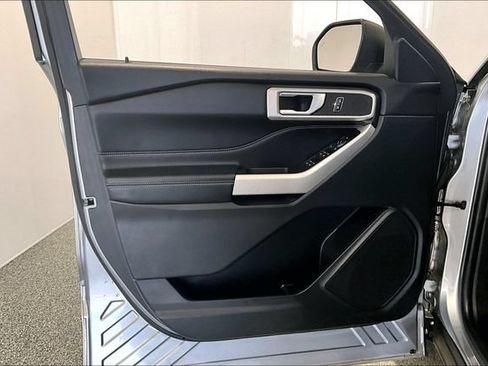 Used 2022 Ford Explorer XLT AWD/4WD image 25