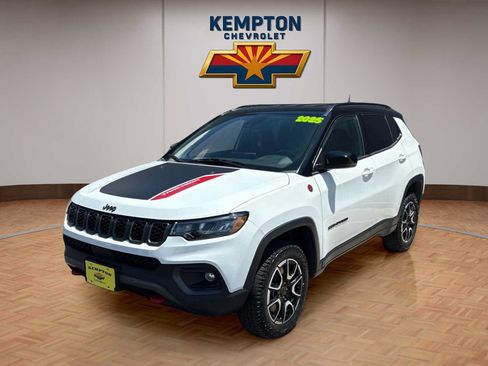 Used 2025 Jeep Compass Trailhawk AWD/4WD image 2