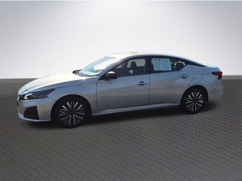 Used 2024 Nissan Altima 2.5 SV image 2