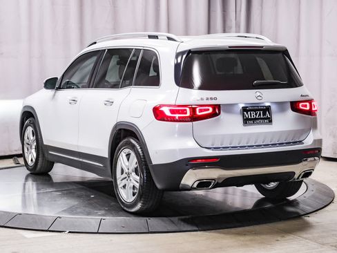 Used 2022 Mercedes-Benz GLB 250 4MATIC image 2