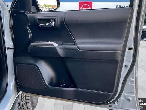 Used 2020 Toyota Tacoma TRD Sport AWD/4WD image 27
