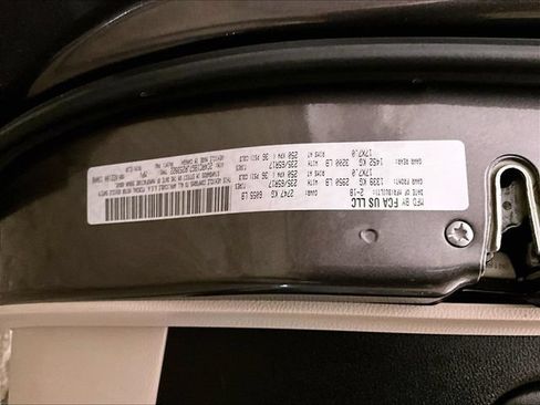 Used 2018 Chrysler Pacifica Touring-L FWD image 34