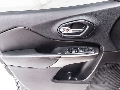 Used 2020 Jeep Cherokee Latitude FWD image 24