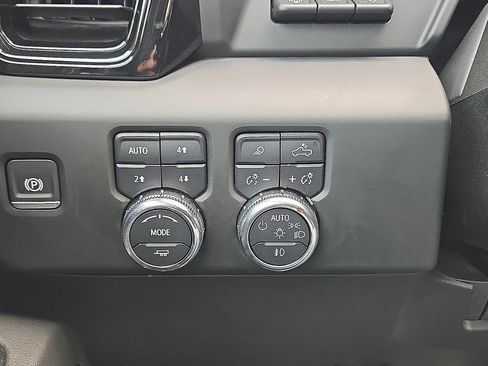 Used 2024 GMC Sierra 2500 AT4 w/ Technology Package AWD/4WD image 32